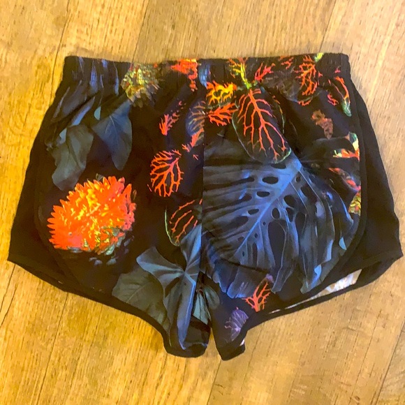 Large girls Nike Dri-Fit shorts. - Picture 2 of 4